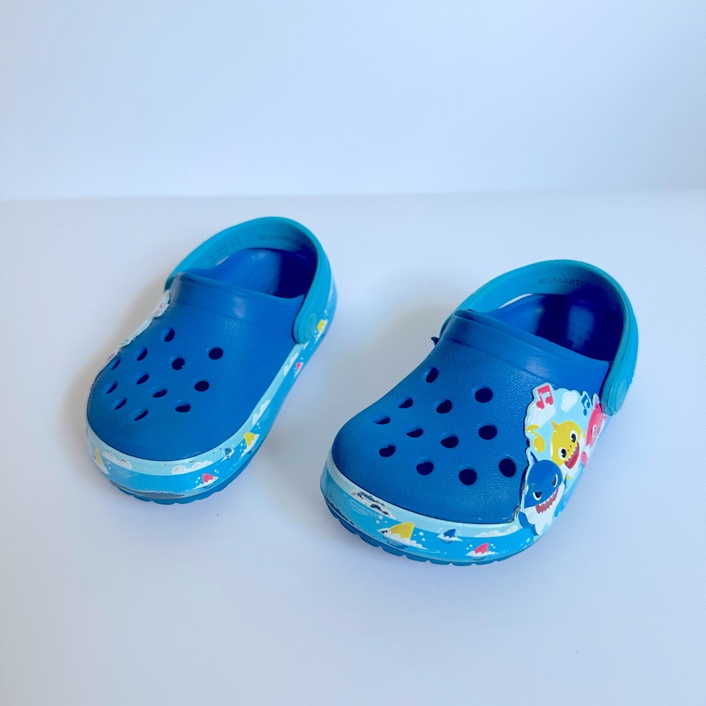Unisex Baby Shark Crocs - Toddler Size 6